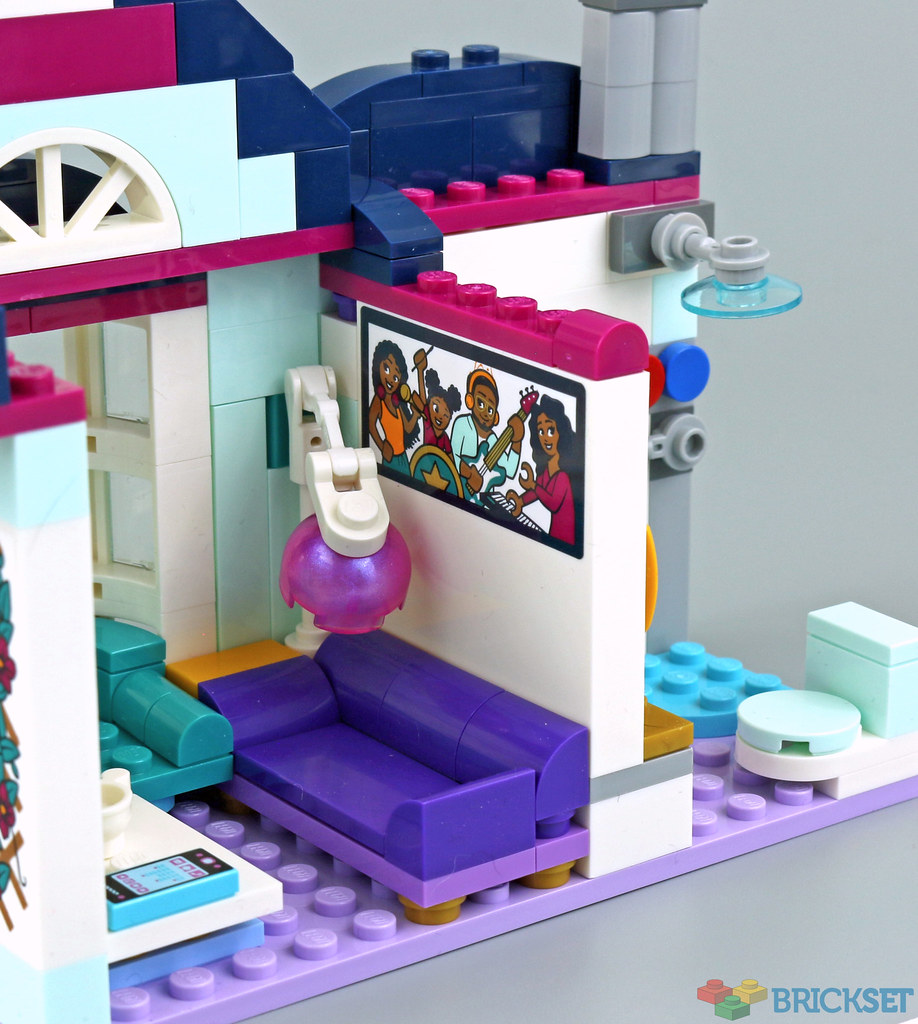 I also decided to not use the cameras, i used spare, smooth tiles to cover the edges where the cameras go. Review 41449 Andrea S Family House Brickset Lego Set Guide And Database