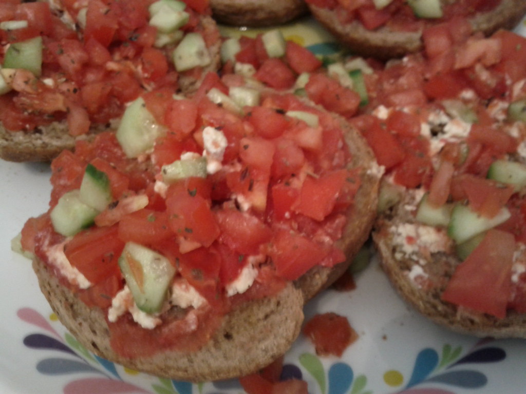 4 ntakos (barley rusks) · 1 large tomato · 8 tsp extra virgin olive oil · 12 kalamata olives · 4 pinch dried oregano · 120 grams feta cheese ( . Ntakos Salad Ntakos H Syntagh Brisketai Sto Www Topsynta Flickr