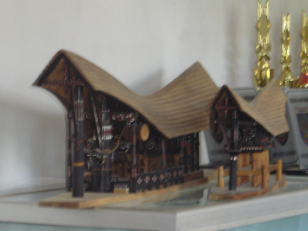 Penelitian ini bertujuan untuk menjelaskan beberapa makna simbolik dari lukisan yang sumber objeknya rumah adat karo . Miniatur Rumah Adat Mamasa Syahril Pabettai Flickr