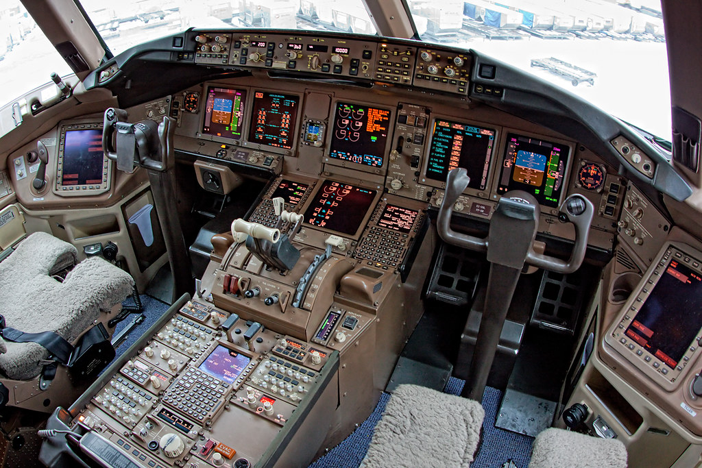 Oktober 2018 hat austrian airlines eine neue strecke aufgenommen: Transaero Boeing 777 300 Cockpit Vasily Kuznetsov Flickr