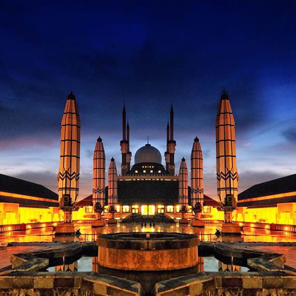 This article lists mosques from around the world by available capacity, that belong to any. Masjid Agung Jawa Tengah Majt Terlihat Kemilau Diwa Flickr