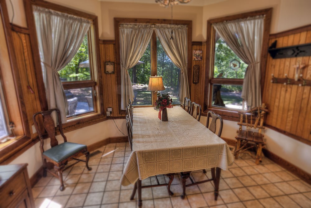 A very cozy and romantic cabin for two people who are looking to get away from the . Wits End Cabin - Silver Ridge Resort (Eureka Springs
