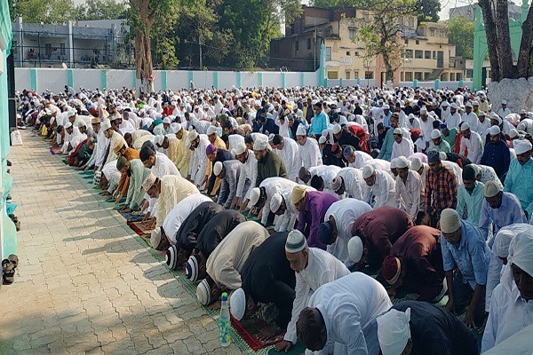 जमशेदपुर में हर्षोल्लास के साथ मनाई गई EID, एकता, शांति व भाईचारे की मांगी दुआ-EID celebrated with enthusiasm in Jamshedpur, prayed for unity, peace and brotherhood