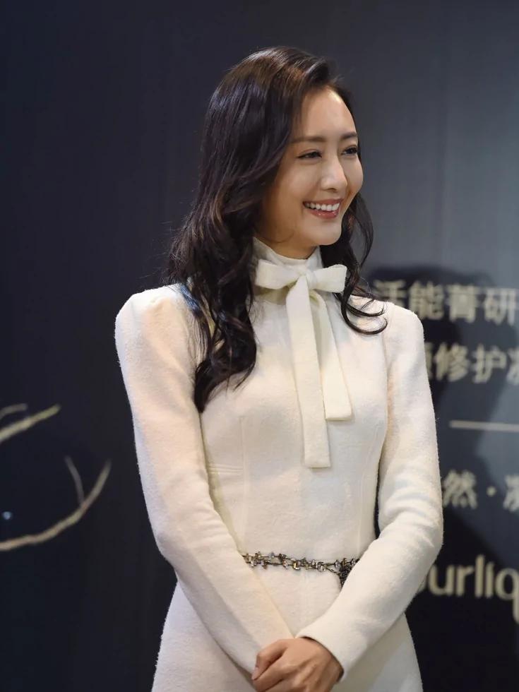 王鷗著優雅白裝秀身材-正面回應傳聞-圖集 - 禁聞網