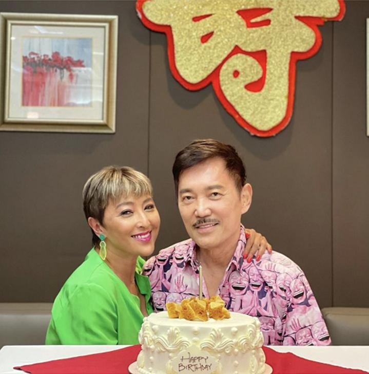 狄波拉老公庆74岁生日，穿花衣留胡子像年轻小伙 - 禁闻网