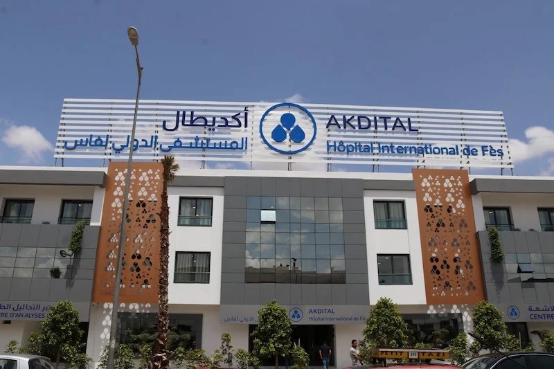 لا مبالاة بالمرضى ونقص في الموظفين وشيكات للضمان.. أكديطال تنمو وسط احتجاج زبائنها