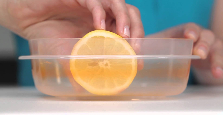 Tips Terbaik Bersihkan Noda & Bau Pada Wadah Plastik