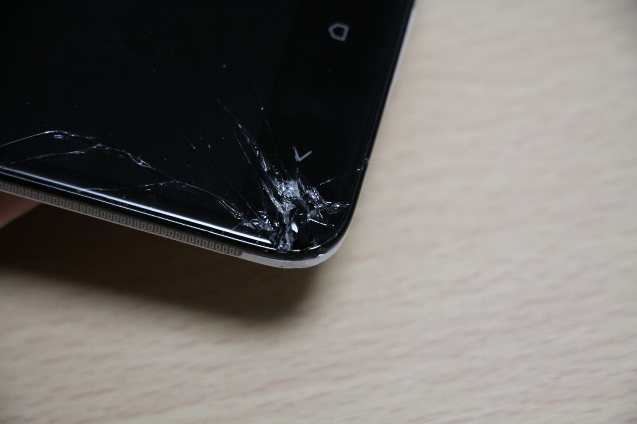 バリバリになったスマホ画面の画期的な修復方法 それは工作糊コーティング作戦だ 働かない実業家 松井明紀のノーモアキャピタリズム宣言