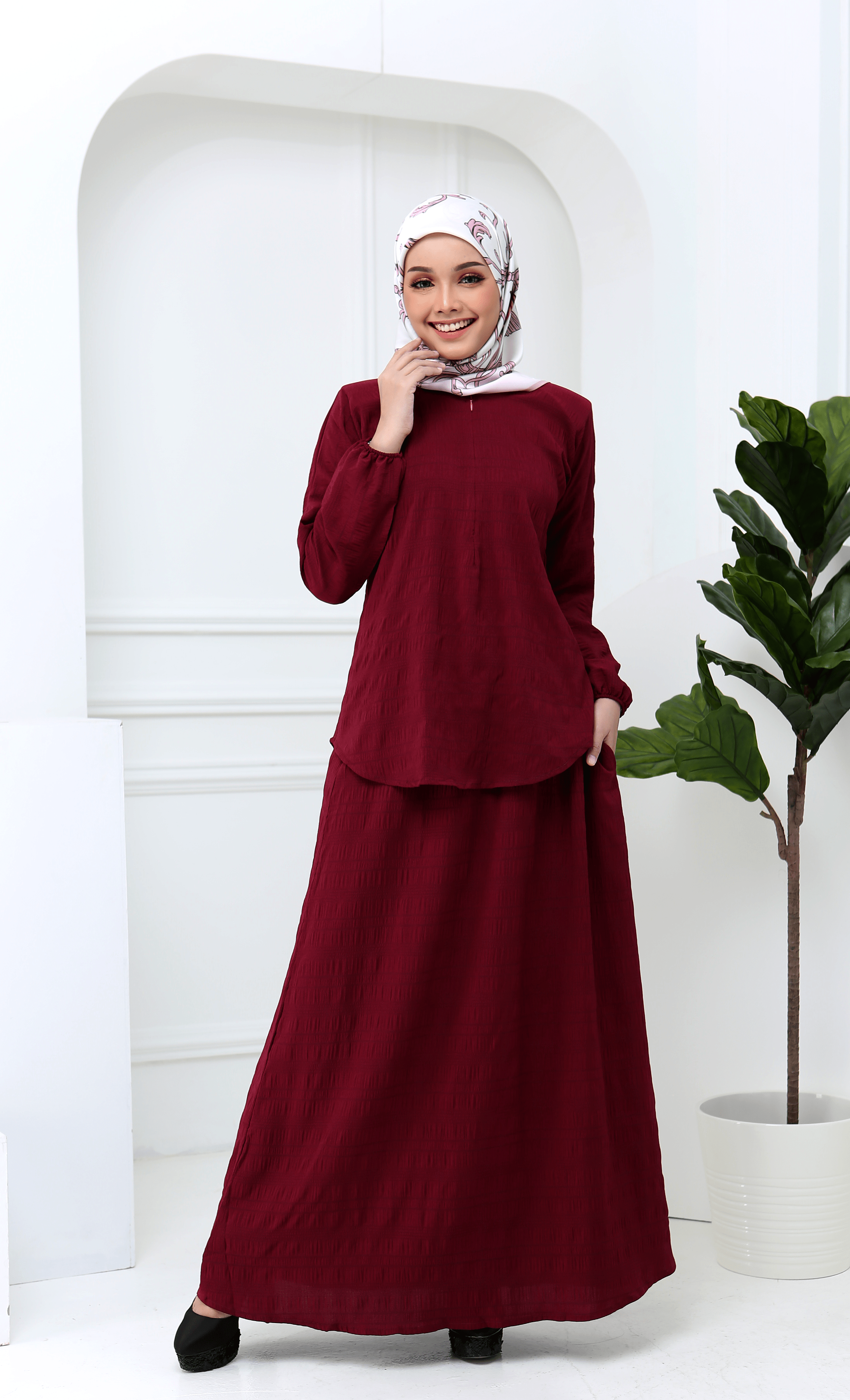 Warna jilbab yang cocok untuk baju merah fanta, warna merah marun cocoknya dengan warna apa, kombinasi warna maroon yang cocok, . Soffya Plained Suit In Red Mawar Cotton