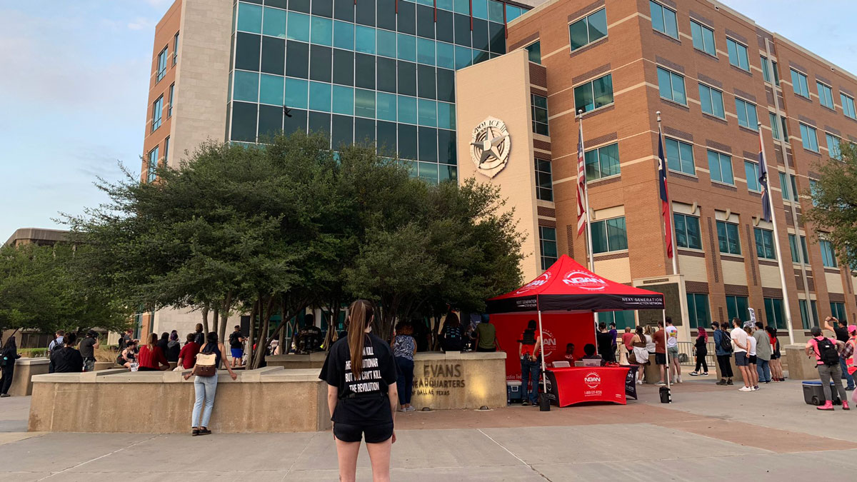 Dozens Rally Outside Dallas Police Headquarters in Response to Minnesota Police Shooting - Vimarsana News