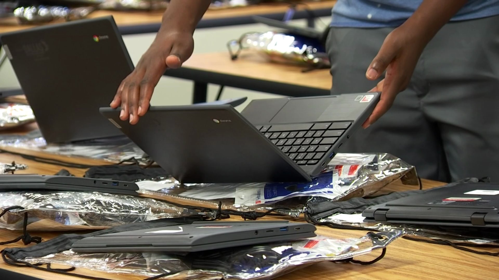 ¿Ya sabe que hacer con los dispositivos electrónicos que le proporcionó el Dallas ISD a sus hijos? - Vimarsana News