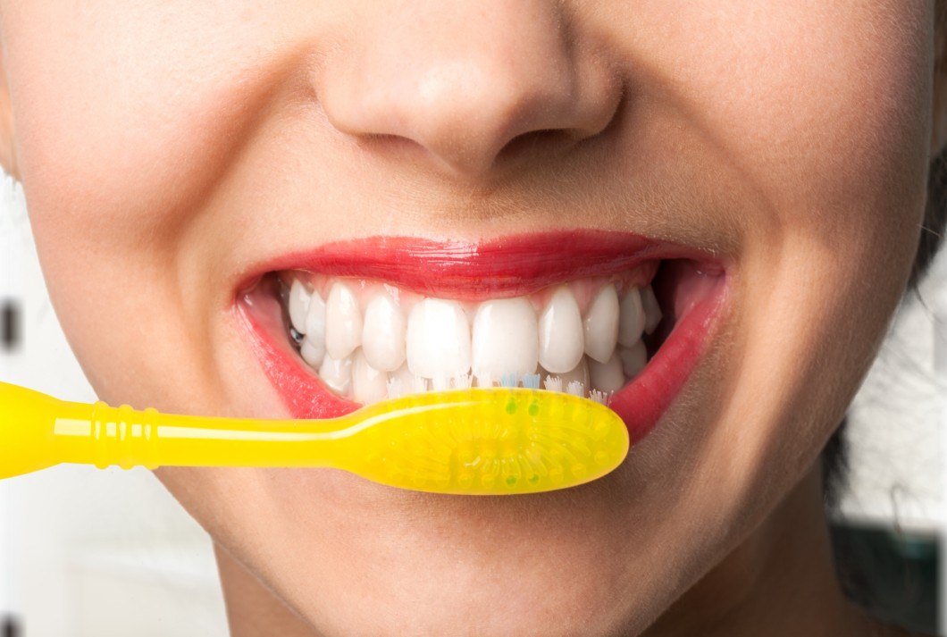 5 Hacks To Deal With Yellow Teeth