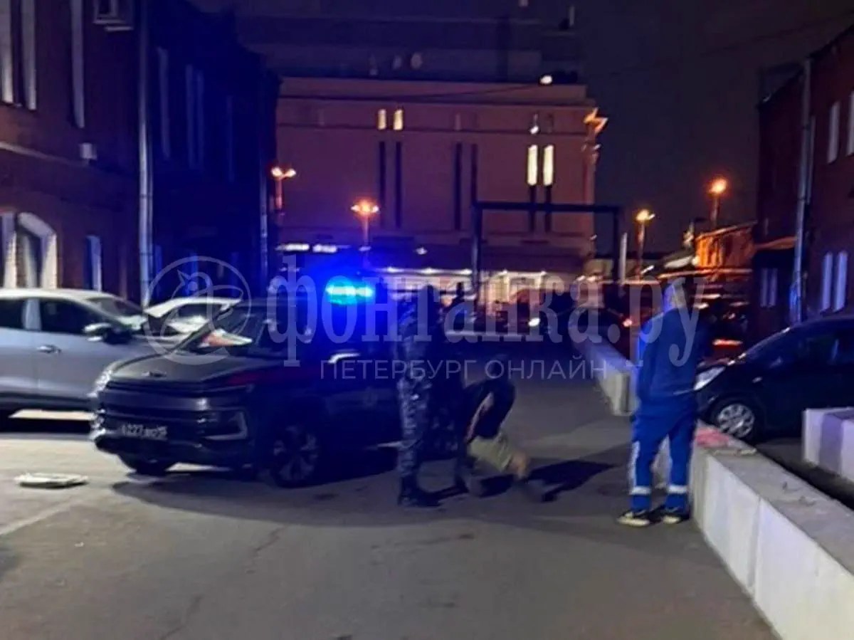 В Петербурге мужчина повредил автомобиль скорой помощи во время вызова В Петербурге мужчина повредил автомобиль скорой помощи во время вызова