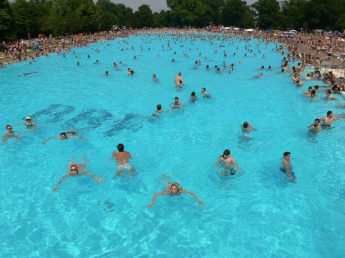 Aufstellbecken mit breitem handlauf runden das vielfältige angebot ab. Swimming Pools Frankfurt Tourism