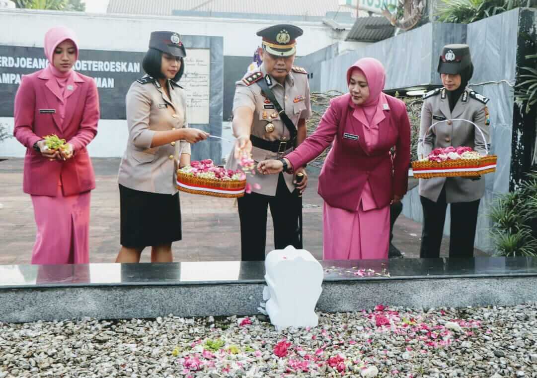 Kapolres Malang Kota Tabur Bunga di Makam Pahlawan Trip - Breaking News