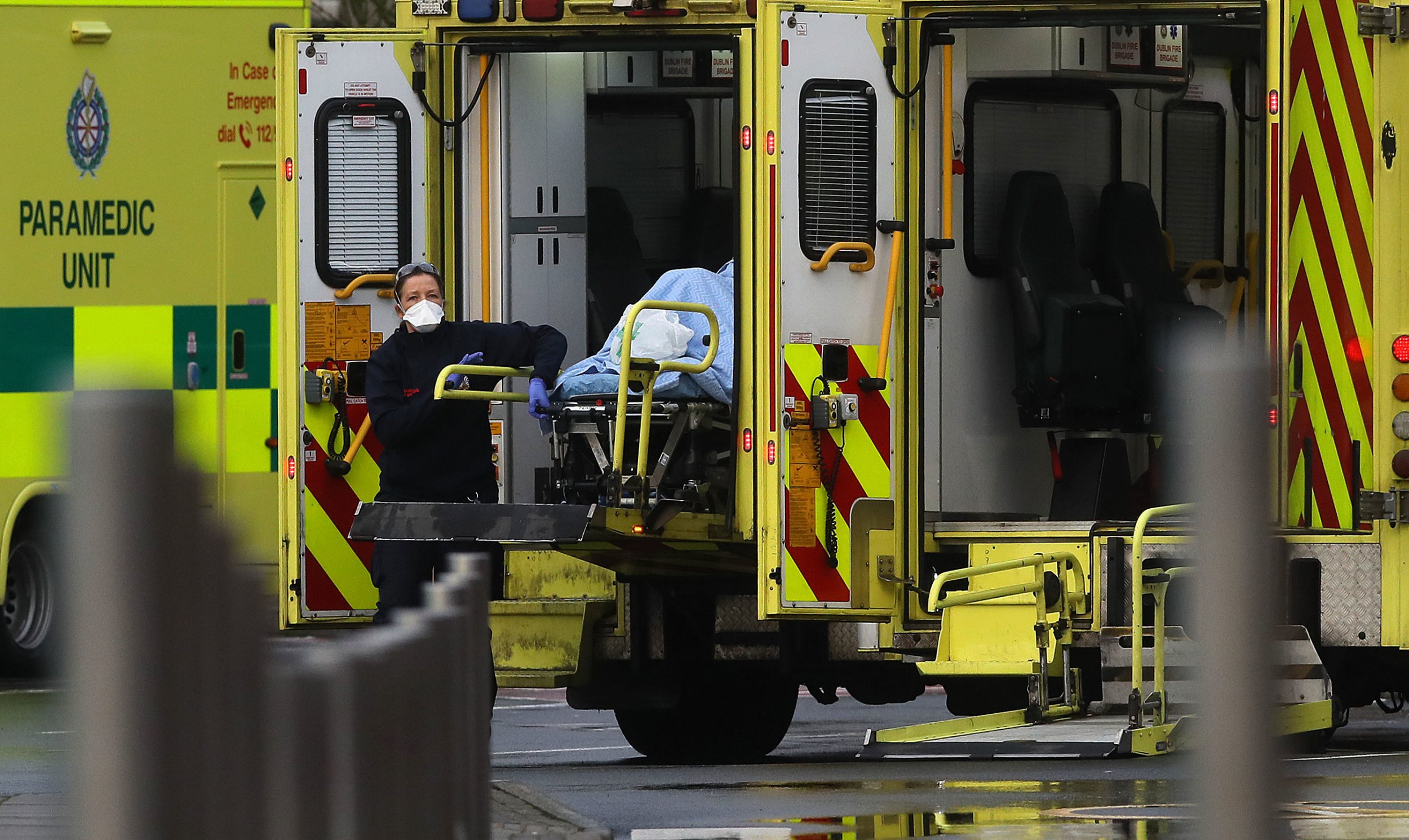 Les ambulanciers et ambulanciers à l'hôpital Mater de Dublin.