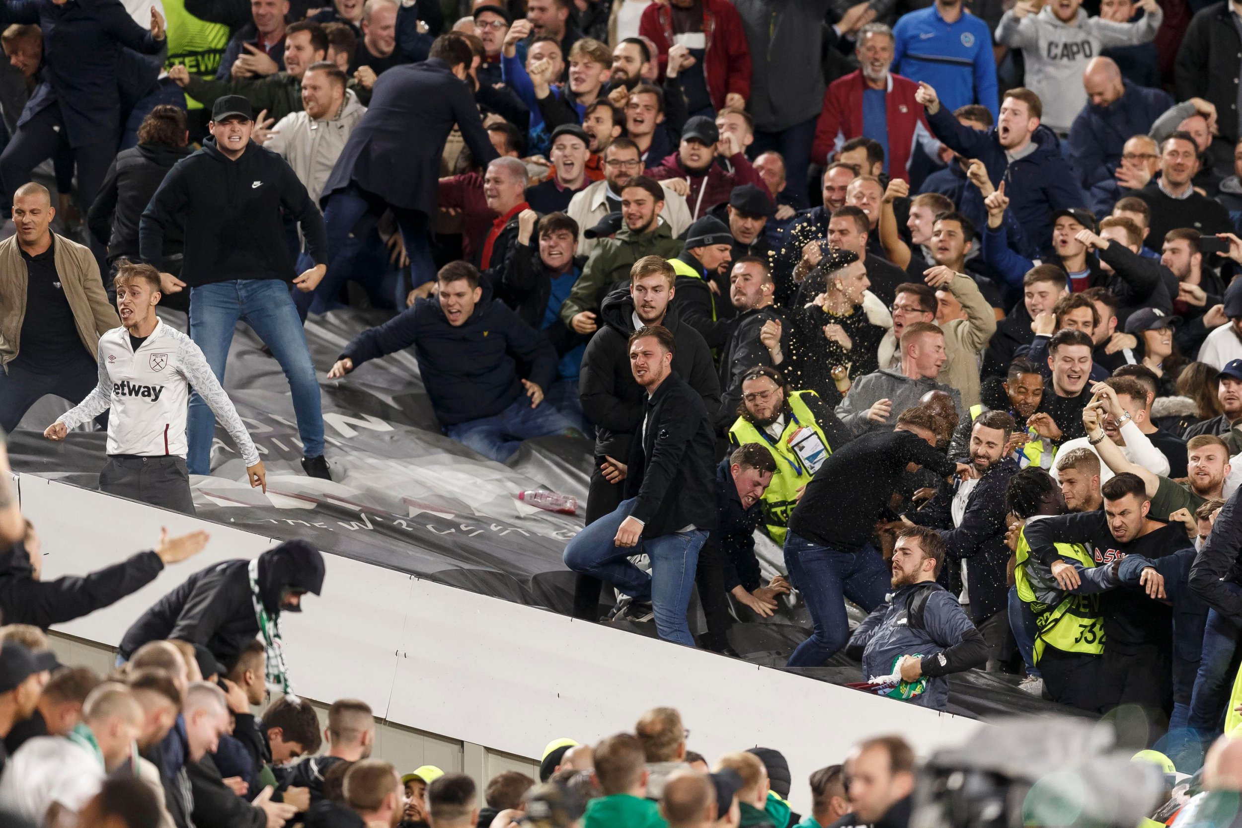 West ham fans clashed with eintracht frankfurt ultras in violent scenes in seville. Violent Scenes As West Ham And Rapid Vienna Fans Clash At London Stadium Metro News