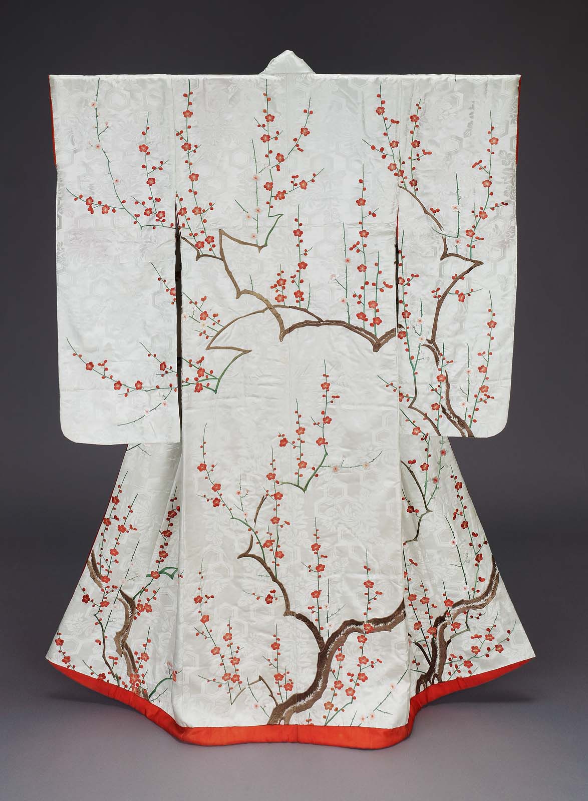 Birthday presents and christmas gifts can be challenging to buy for your spouse, particularly when you've been together for a number of years. Kimono (furisode) | Museum of Fine Arts, Boston