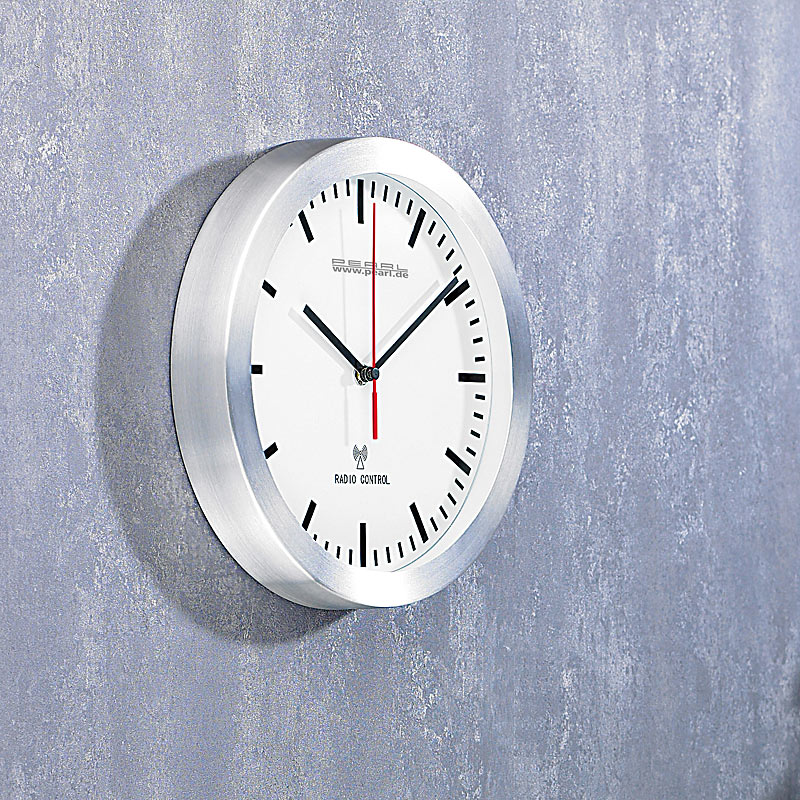 Eine uhr, die zugleich eine analoge und digitale anzeige besitzt. KÃ¼chen Wanduhr Funk: Elegante Funk-Wanduhr im AlugehÃ¤use (KÃ¼chen