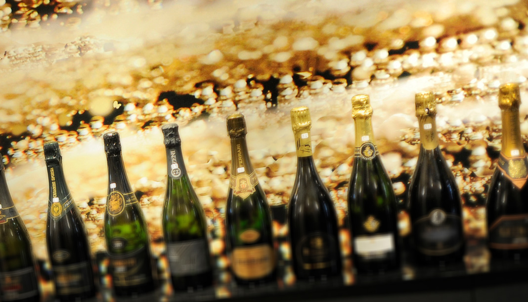 Шампанское и 83. Популярное итальянское шампанское. Шампанское. Шампанское праздник. Вино шампанское.