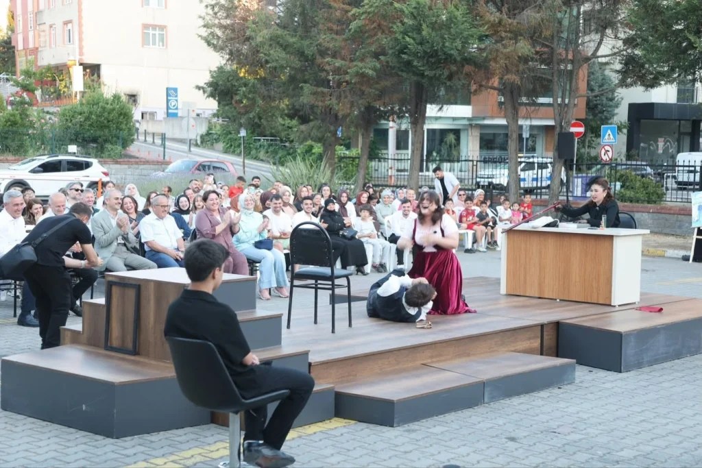 Açık havada tiyatro resitali sundular! - 2. görsel