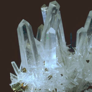 Sifat geometri, memberikan pengertian letak, panjang dan jumlah sumbu kristal yang menyusun suatu bentuk kristal tertentu dan jumlah serta bentuk luar … Mineral Dan Kristal Young