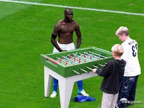 Mario Balotelli Pose - Novo meme: ComemoraÃ§Ã£o de Balotelli - Minilua