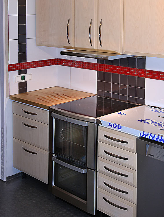 I moderna kök minimeras ofta användningen av bänkskåp med luckor till förmån för praktiska lådsystem. Minnesbild Com Koksprojektet