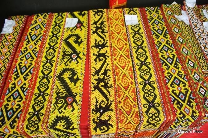 See more ideas about kain tenun, ikat, west kalimantan. Ternyata 7 Jenis Kain Tenun Khas Indonesia Ini Sudah Mendunia Lho By Febrina Ramadhani Medium