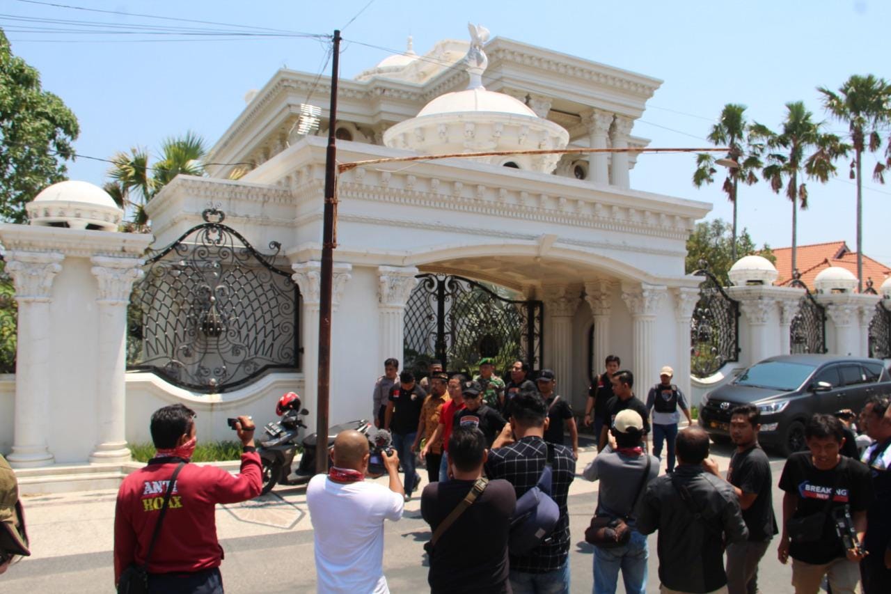 MENARI DI ATAS PENDERITAAN ORANG LAIN, &lsquo;MK&rsquo; BISNISMAN PT. Q-NET MILIKI  RUMAH BAK ISTANA DAN SEDERET MOBIL MEWAH. | by Agus Situju Haerah | Medium