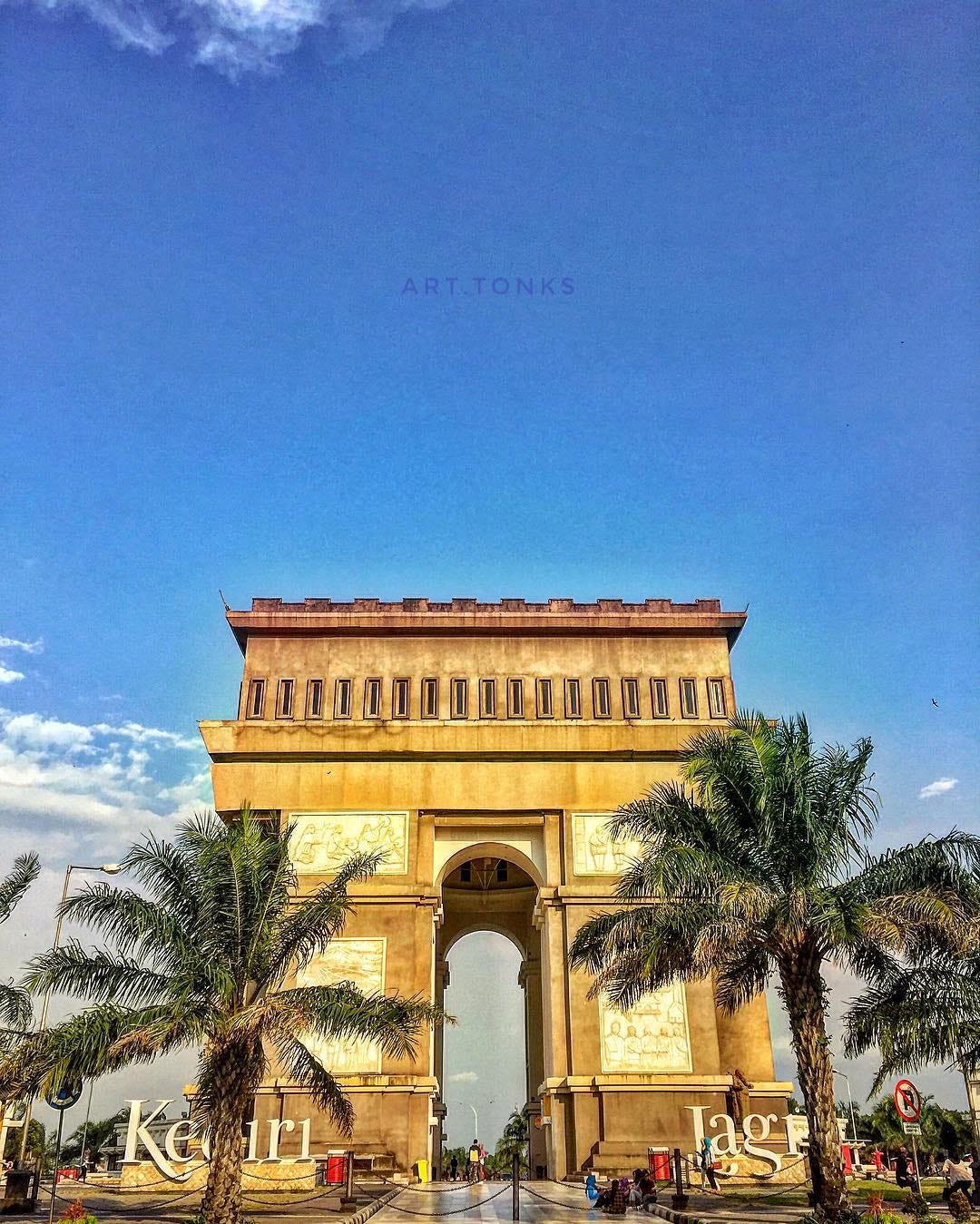 Indonesia Rasa Luar Negeri; Monumen Simpang Lima Gumul di Kediri | by Pergi.com | Pergi.com | Medium