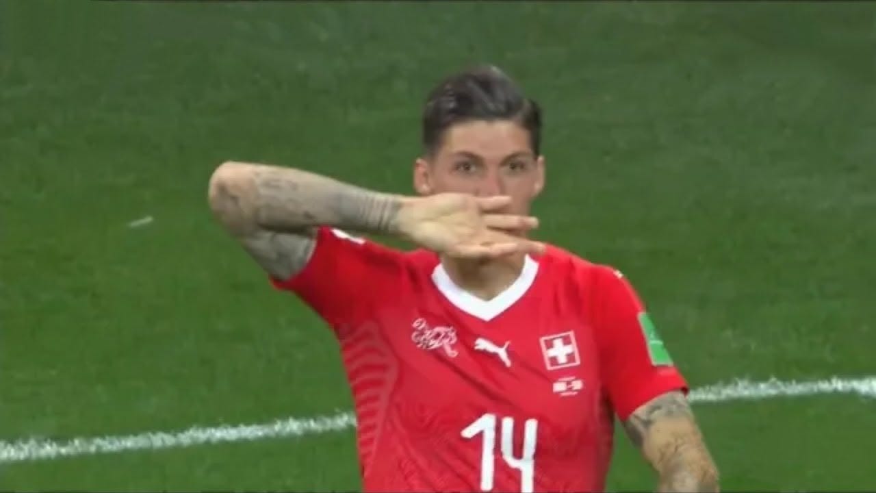 Il colore dei capelli dell'attaccante brasiliano ora vira verso un simpatico giallo paglierino (nel gergo tecnico delle beauty addicted si . Tc Bullet Live Brasile Svizzera Verdeoro Distratti Dai Terrificanti Capelli Di Neymar By Simone Russo Tribuna Centrale Medium