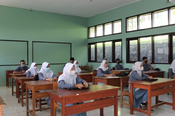 Disdik DKI Batalkan Uji Coba Balajar Tatap Muka | MONITOR