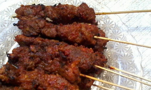 Ukurannya bisa sesuai selera, tetapi disarankan jangan terlalu besar agar saat dibakar nanti matangnya bisa merata. Resep Sate Daging Bumbu Kacang Mr Flush Blog