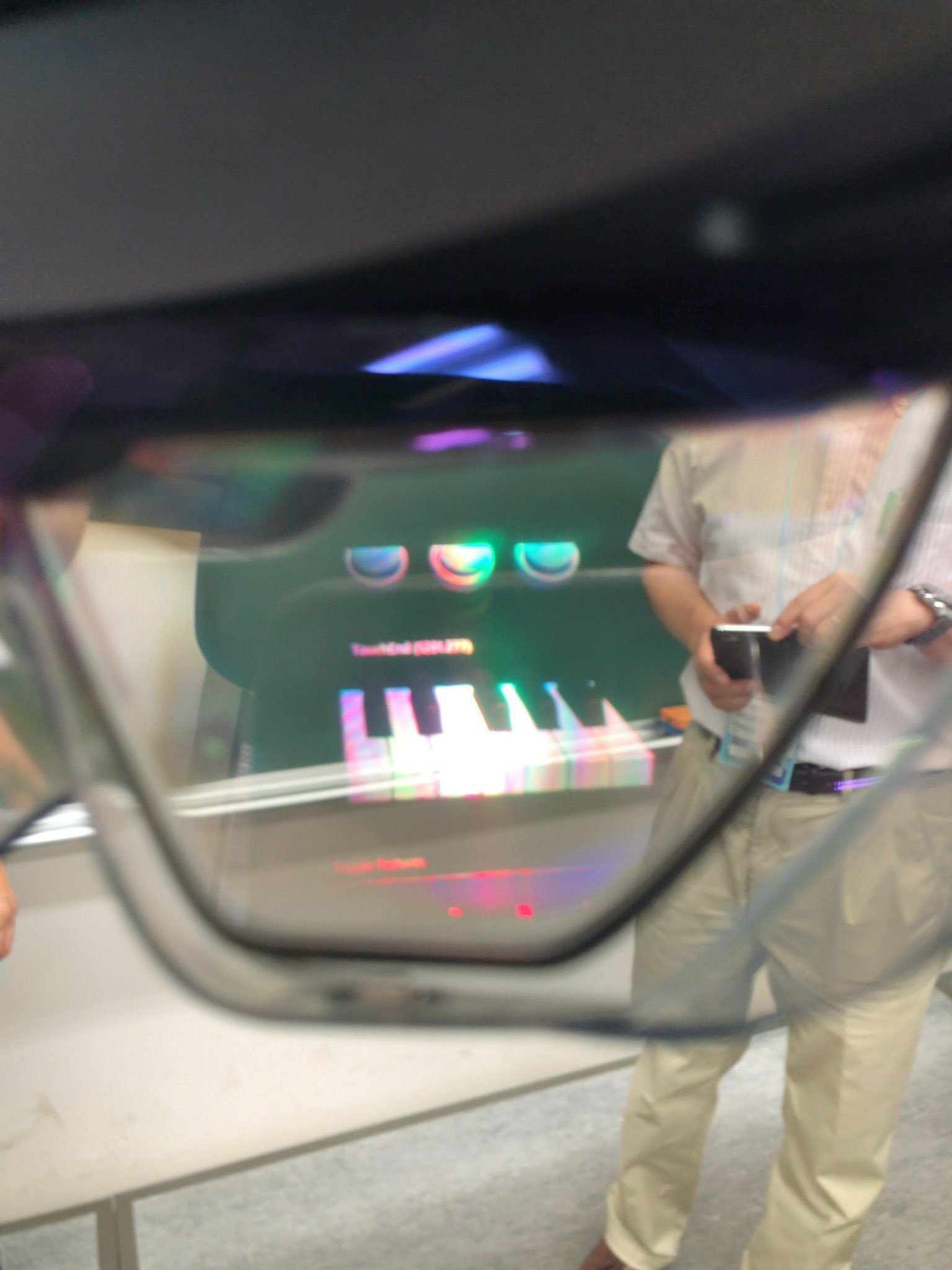 As this programming makes its way to the platform, so too should new viewers. New HoloLens 2 owners reporting display colour issues