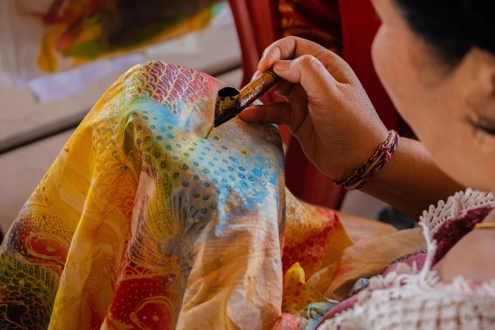 Kenalan Dengan Kain Tradisional Khas Indonesia, Yuk! - Muffingraphics.com 1280_X_1920_jpg