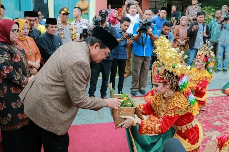 Wuf lenso bani nema beki pase. Makna di Balik Sekapur Sirih - Muffingraphics.com