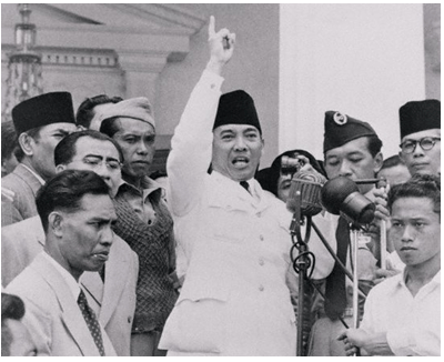 Buku ini terdiri dari dua bagian, yaitu masa sebelum dan sesudah kemerdekaan. Ringkasan Materi Sejarah Perekonomian Indonesia Mutosagala