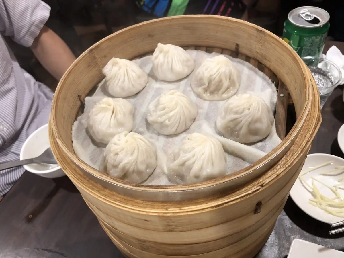 台北市内で有名な小籠包の店!明月湯包で爆食いしてきました。