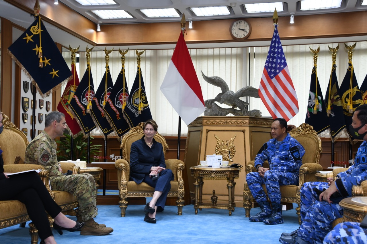 18 pesawat tempur dan 8 helikopter tni terbang melintas di istana merdeka jakarta. Diskusi Hangat KSAU Marsekal TNI Fadjar Prasetyo dengan Tamunya dari USAF, Barbara Barrett dan