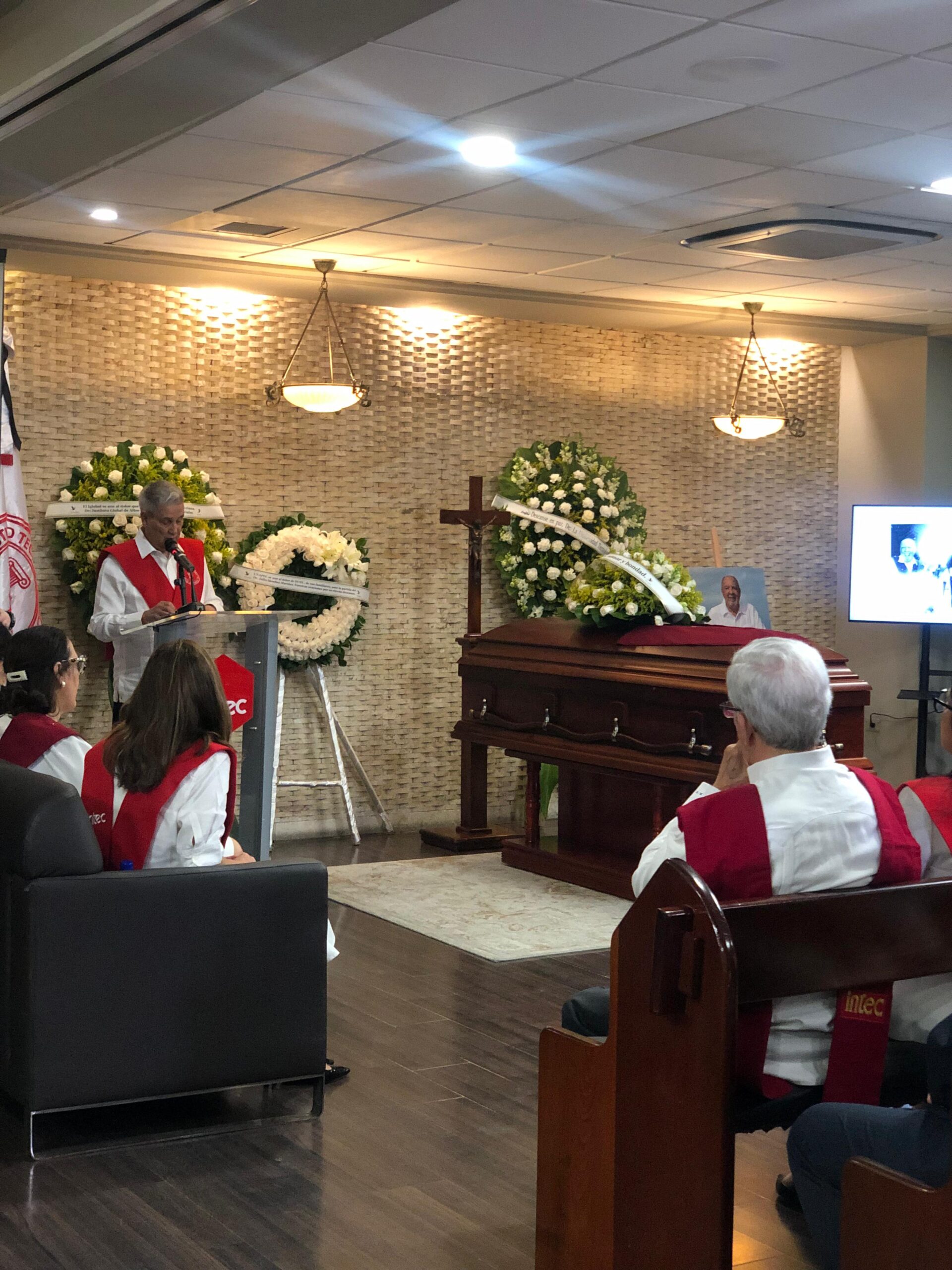 Funcionarios y maestros del INTEC dan postrer adiós a su rector