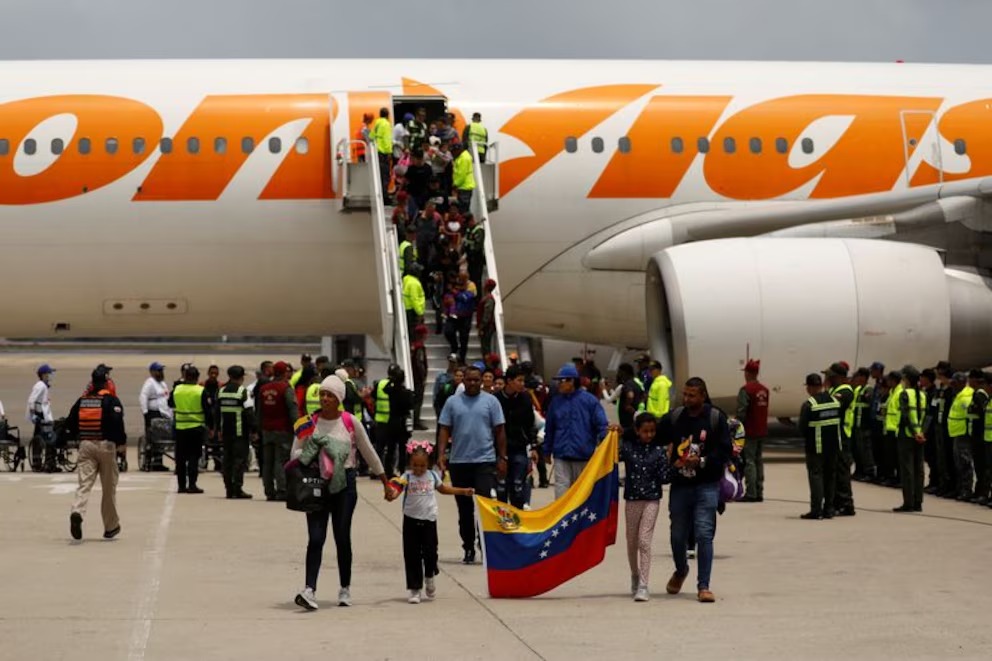 Venezuela recibe a 195 migrantes deportados por EE. UU. en medio de una nueva operación de propaganda