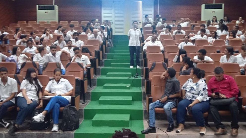 Estudiantes cubanos demandan a ETECSA por aumento del Internet