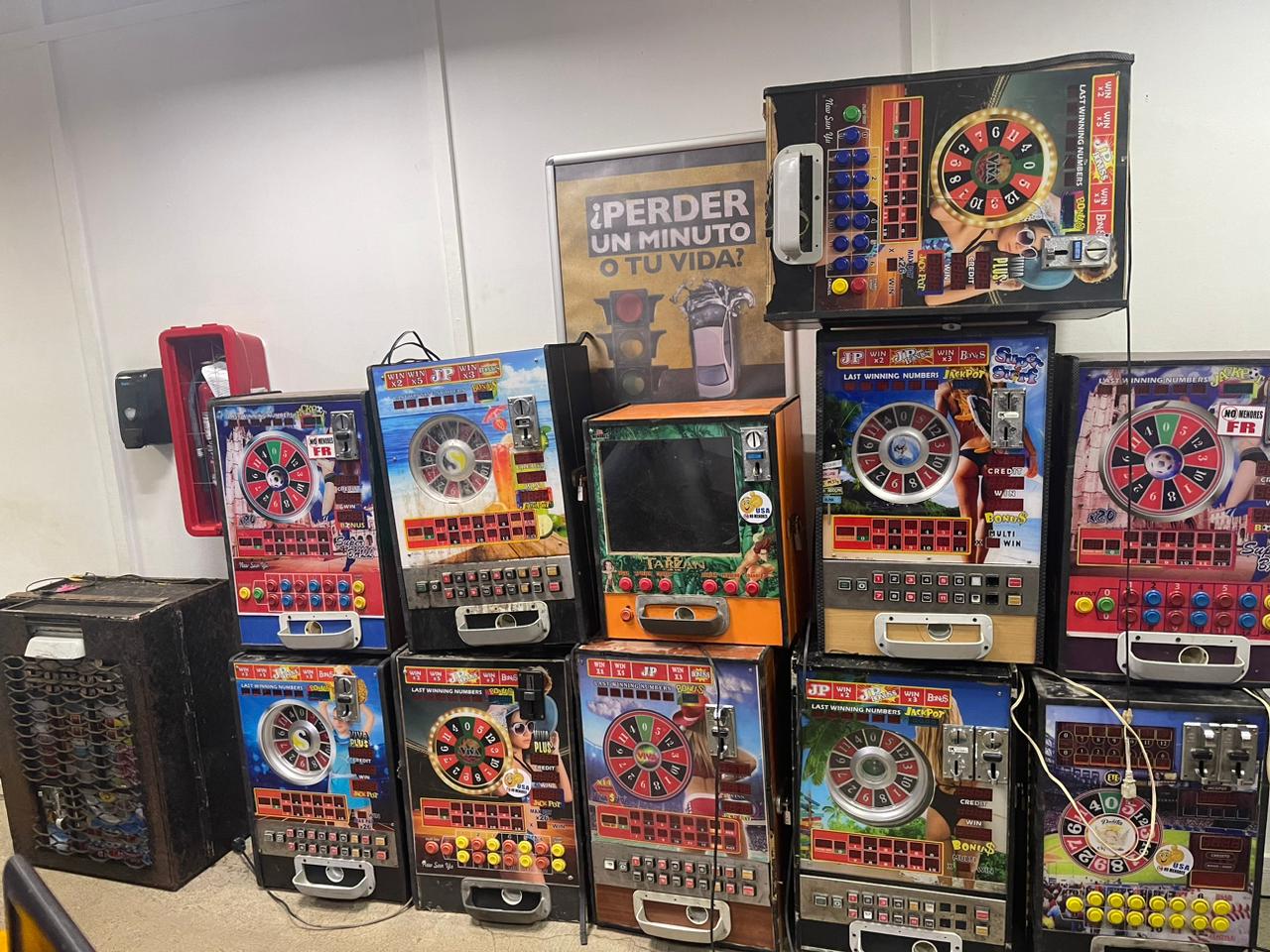 Dintel y PN confiscan máquinas tragamonedas mediante allanamientos simultáneos en Santiago