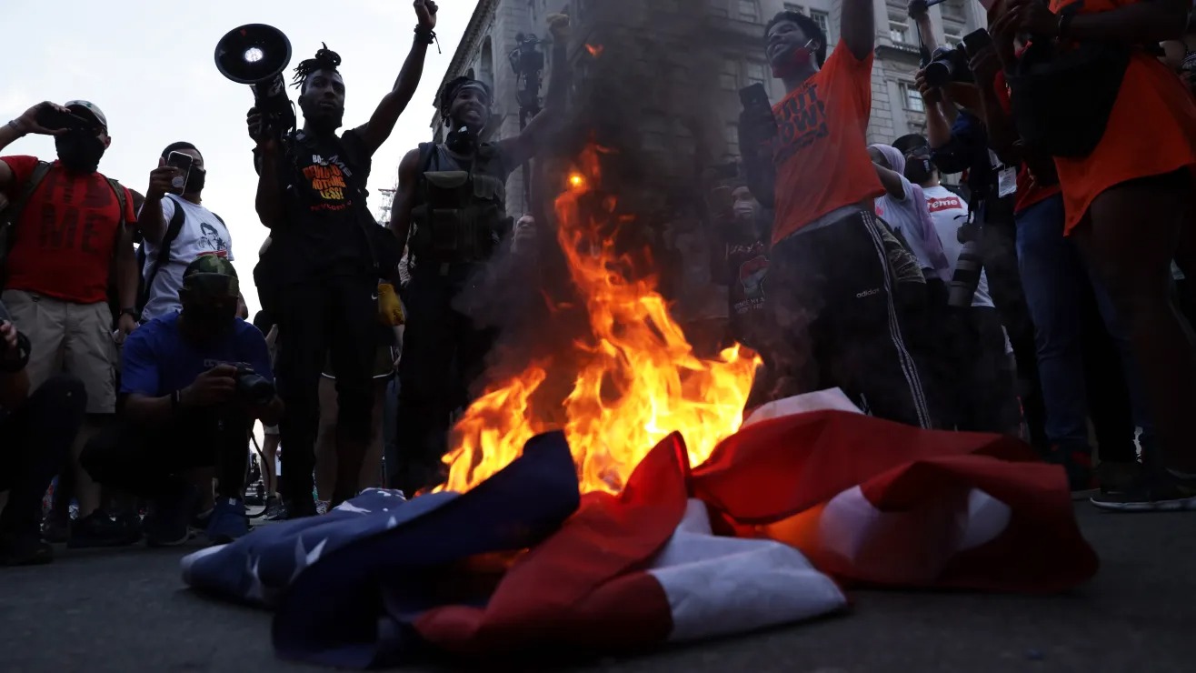 Manifestantes queman banderas y derriban estatua en EE. UU como protestas en plena celebración del 4 de julio
