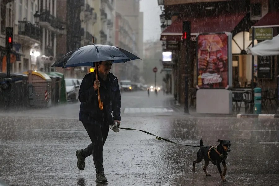 Lluvias torrenciales en Valencia obligan a suspender clases y a emitir alerta