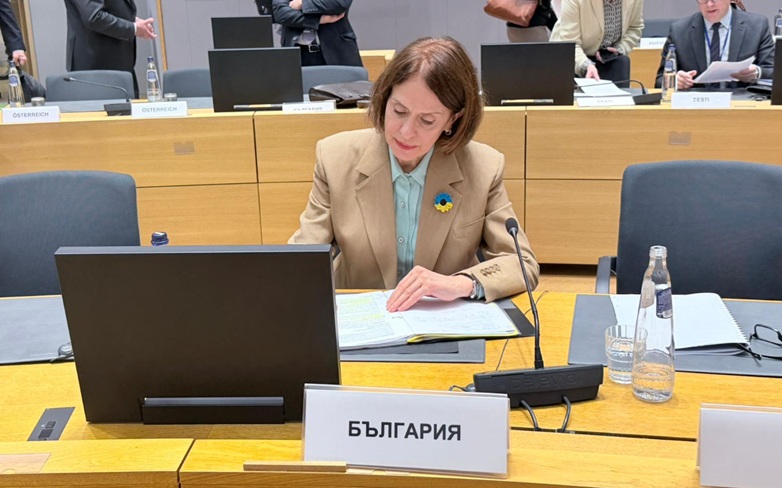 Надежда Нейнски и още 55 старци ни срамят пред света