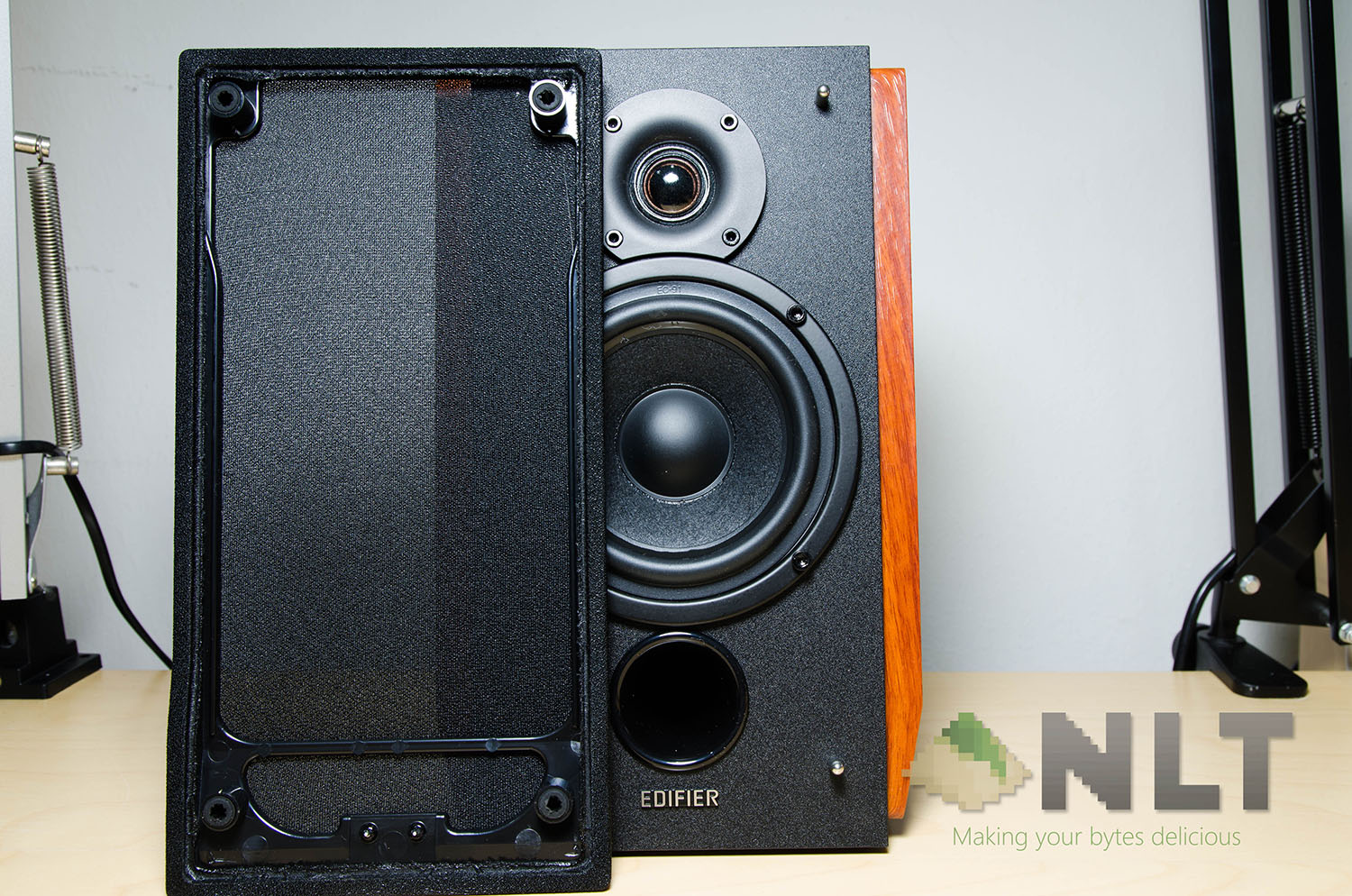 edifier r1700bt bass