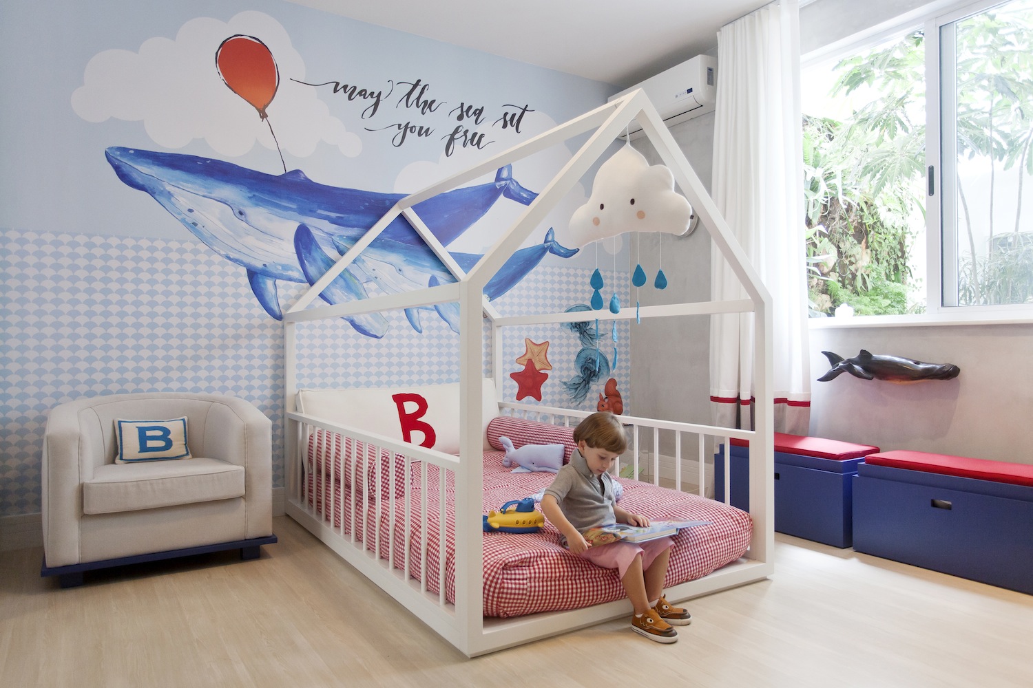Quarto de menino com casinha e baleia