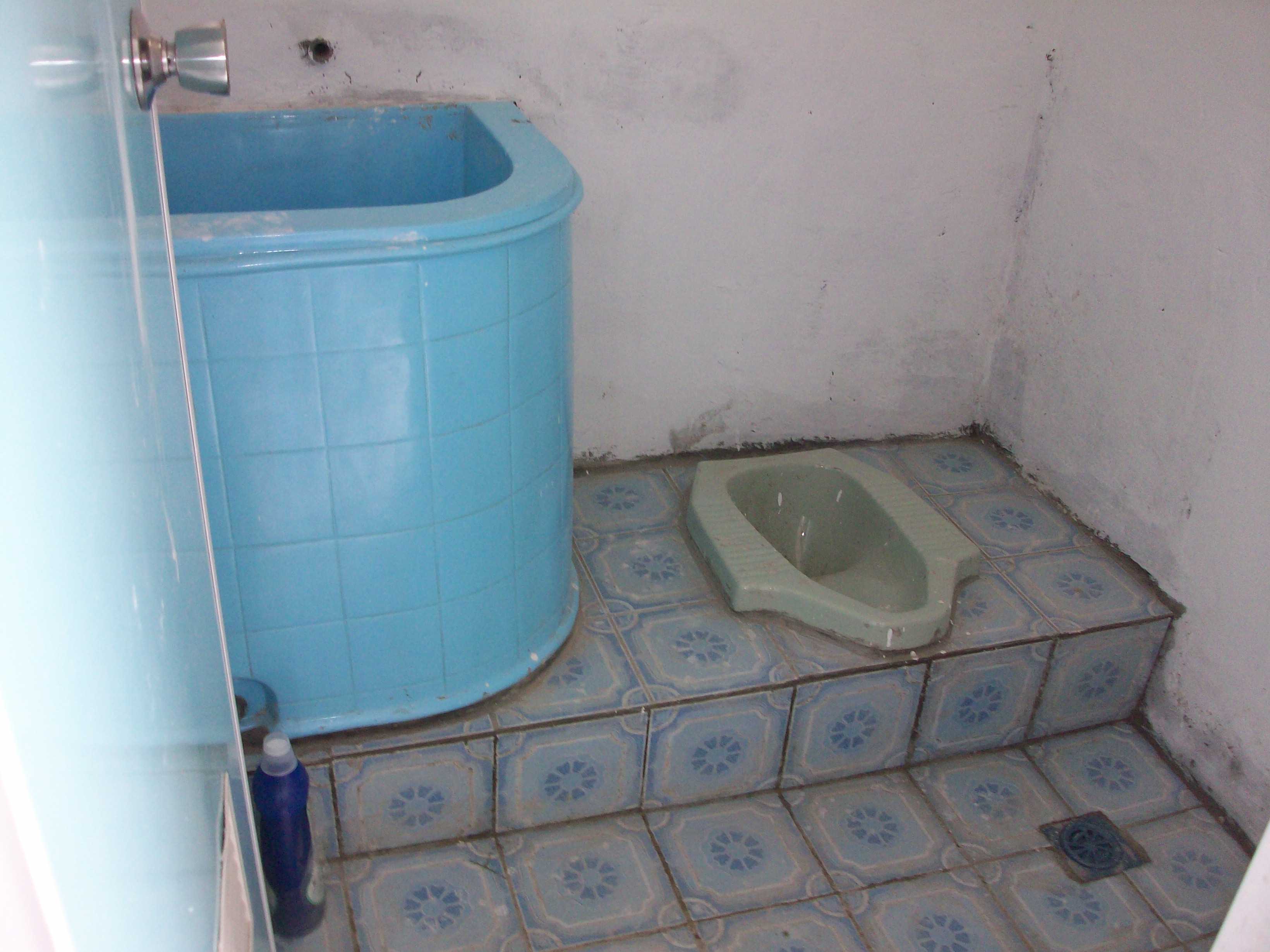 Toilet Bersih dan terbuat dari keramik pada rumah sederhana di